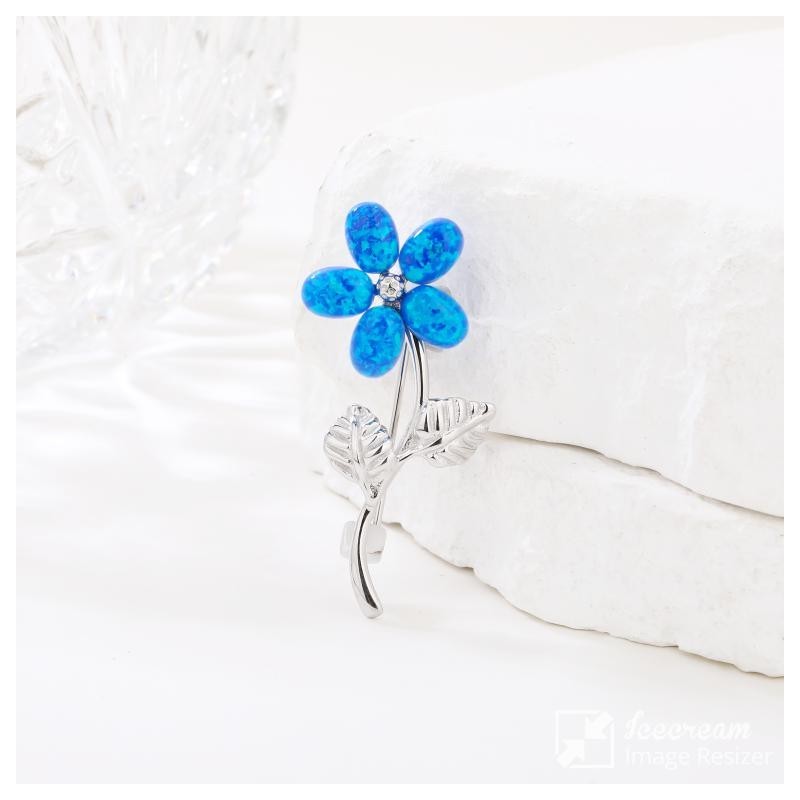 Kwiatowa broszka z niebieskim opalem 925 – srebrny akcent stylu