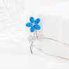 Kwiatowa broszka z niebieskim opalem 925 – srebrny akcent stylu