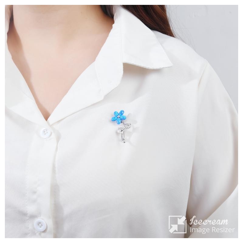 Kwiatowa broszka z niebieskim opalem 925 – srebrny akcent stylu