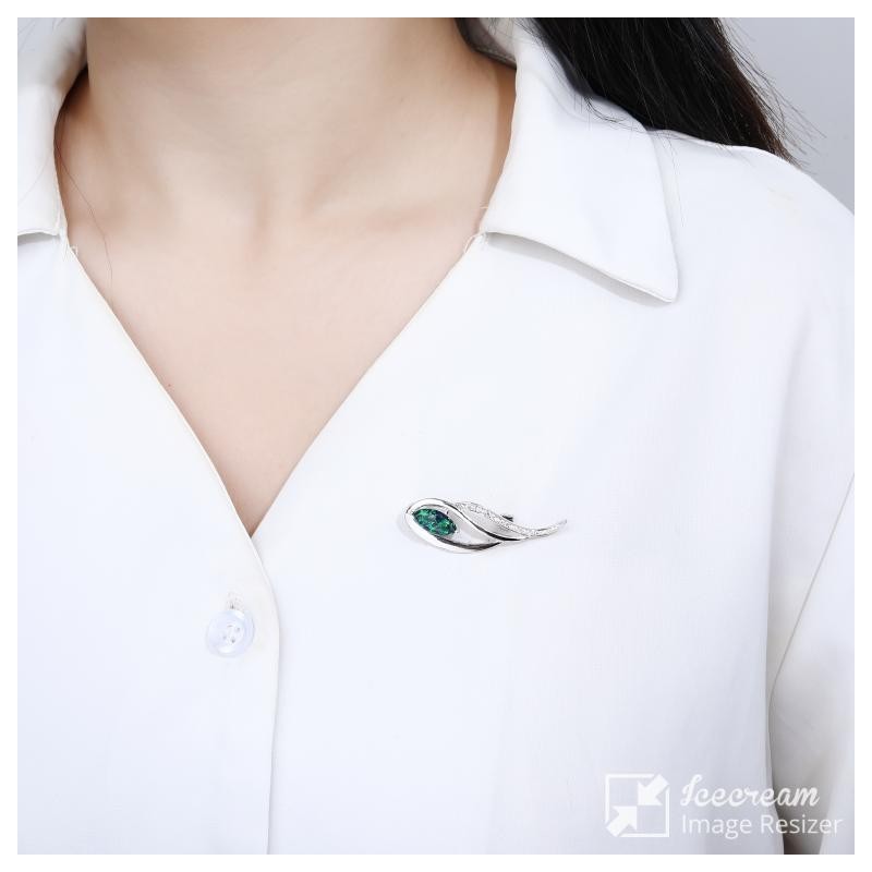 Broszka srebrna 925 z ciemnozielonym akcentem – elegancka smukłość