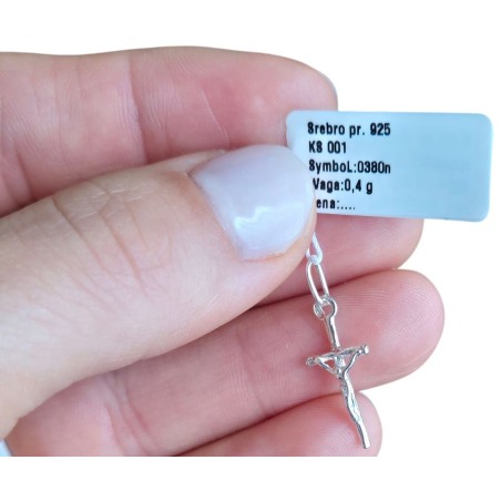 Srebrny krzyżyk męski 925 z Panem Jezusem – klasyczny symbol