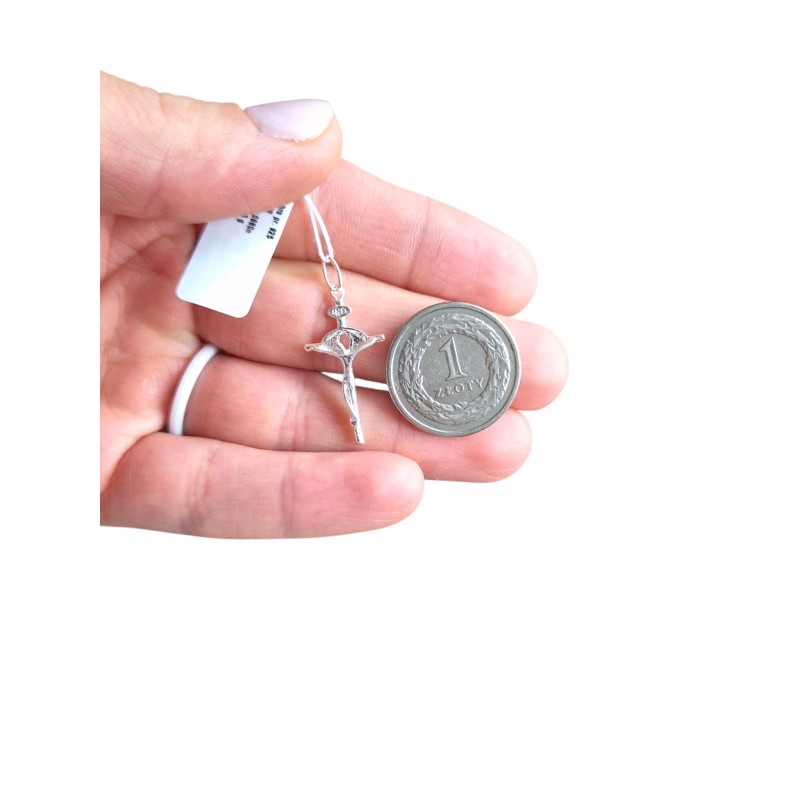 Srebrny krzyżyk męski 925 z Panem Jezusem – klasyczny symbol