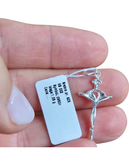 Srebrny krzyżyk męski 925 z Panem Jezusem – klasyczny symbol