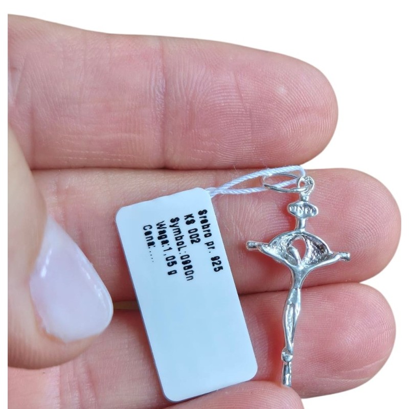 Srebrny krzyżyk męski 925 z Panem Jezusem – klasyczny symbol