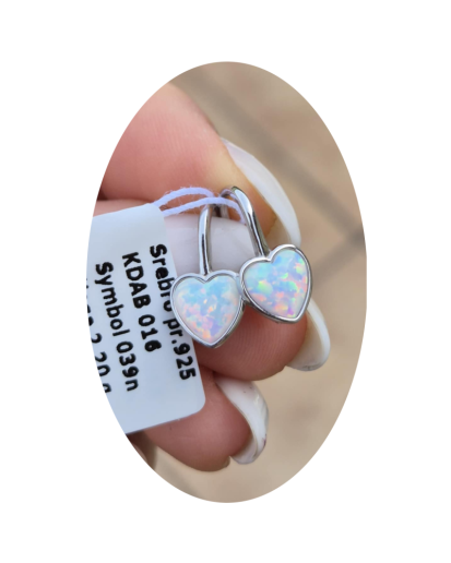 Srebrne wiszące kolczyki damskie serca z białym opalem – próba 925