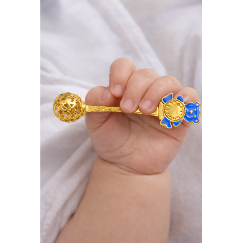 Srebrna grzechotka 925 na chrzest dla dziecka pozłacana z niebieskim misiem